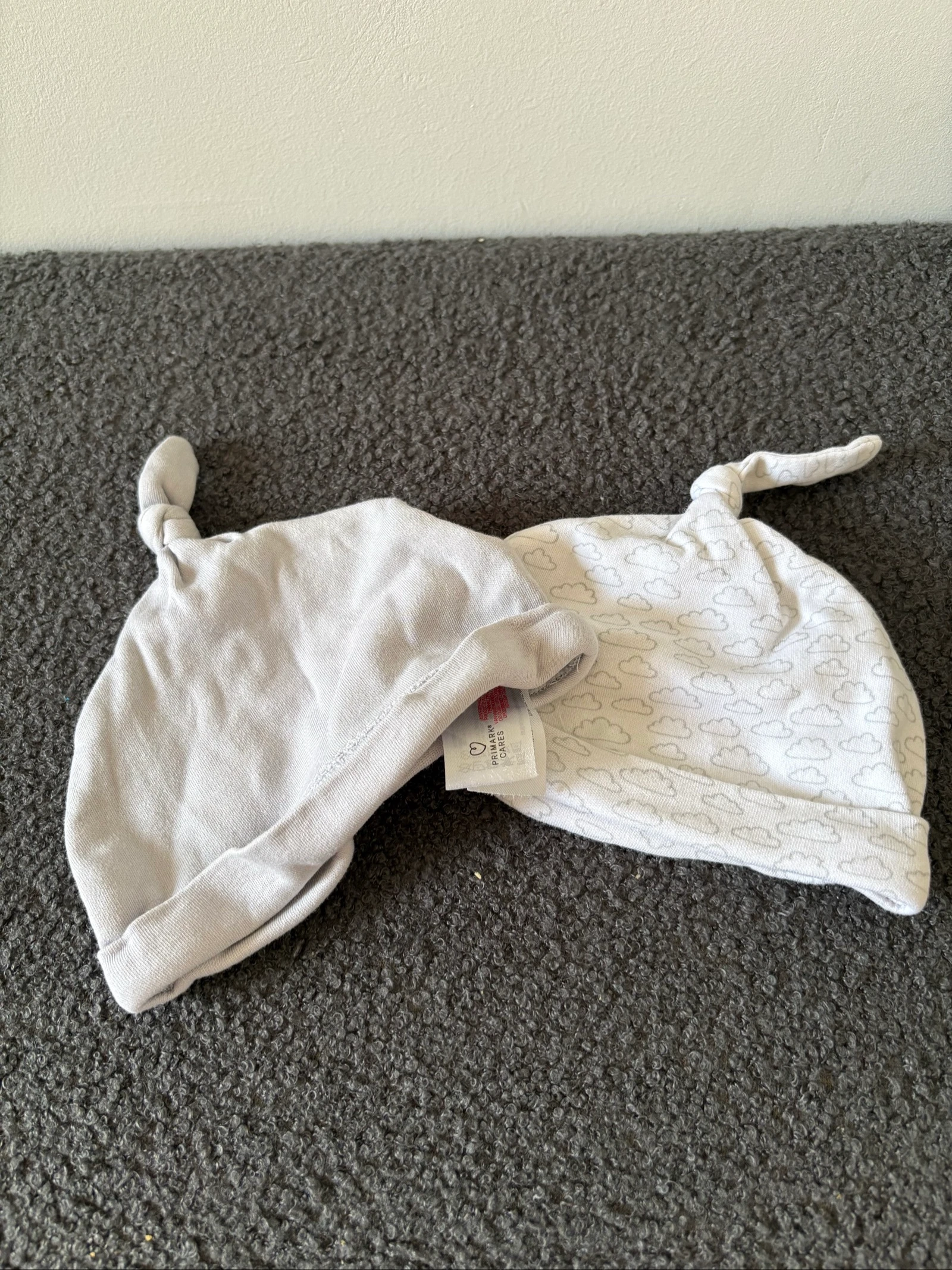 Lot de 2 bonnets bébé Primark 0-3 mois